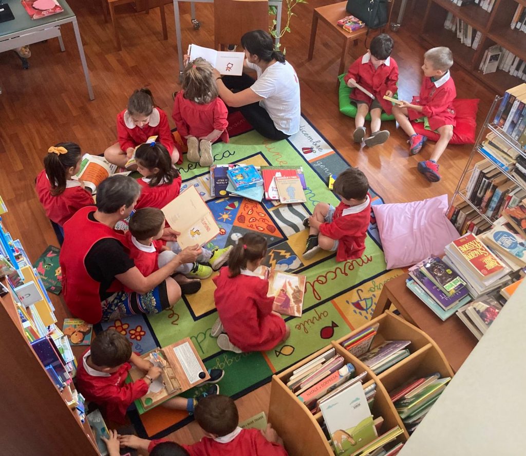 La biblioteca della Scuola dell'Infanzia di Via Tezzone va in vacanza.